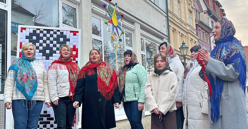 Der Chor des Ukrainischen Zentrums für Integration und Kulturaustausch in Zeitz singt Weihnachtslieder.  