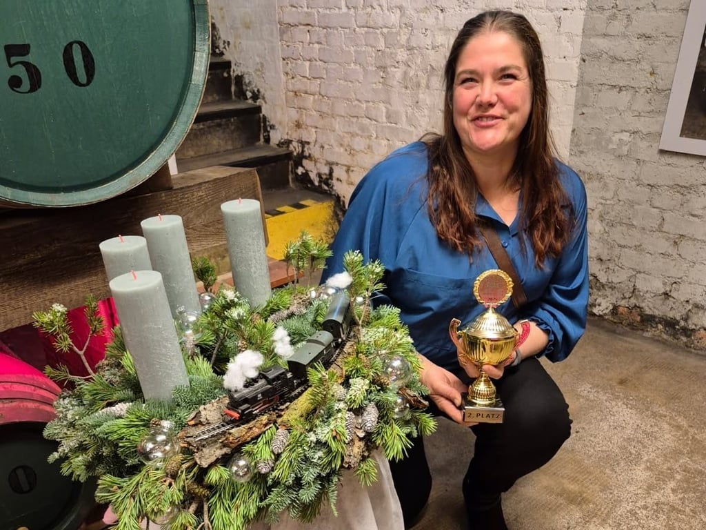Ivonne Meye hat ein Händchen für das Florale. Zurzeit gehört sie zu den Ausstellern in der Traditionsbrennerei in Nordhausen. Zum Thema „Eisenbahnromantik“ hat sie einen Kranz gestaltet, der mit dem zweiten Preis honoriert wurde. 