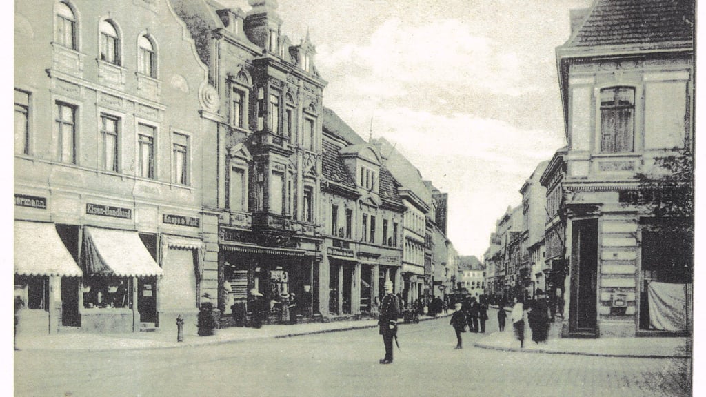 Erst im 19. Jahrhundert wurde diese Straße zur Geschäftsstraße in Zerbst.