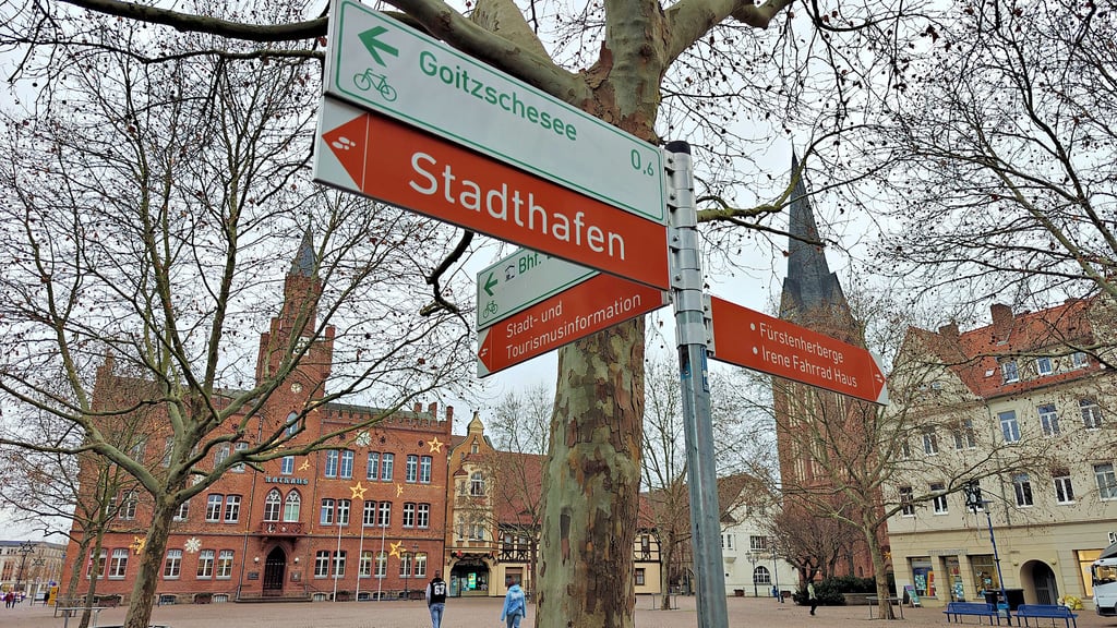 Die neuen touristischen Wegweiser, die auch auf dem Marktplatz stehen, weisen Besucher auf lohnende Ziele in Bitterfeld hin. Sie ergänzen das weiß-hrüne Leitsystem des Landes.