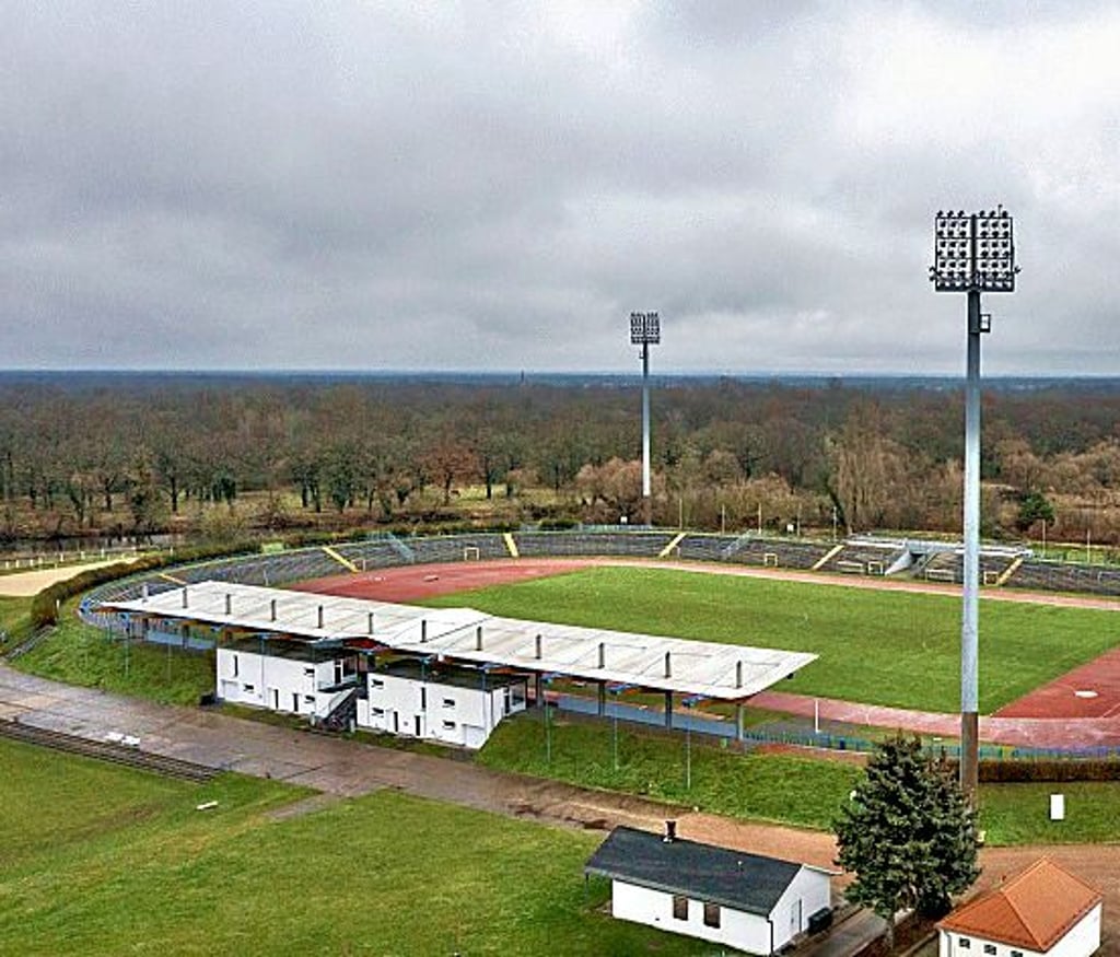 Die Flutlichtanlage muss getauscht werden. 