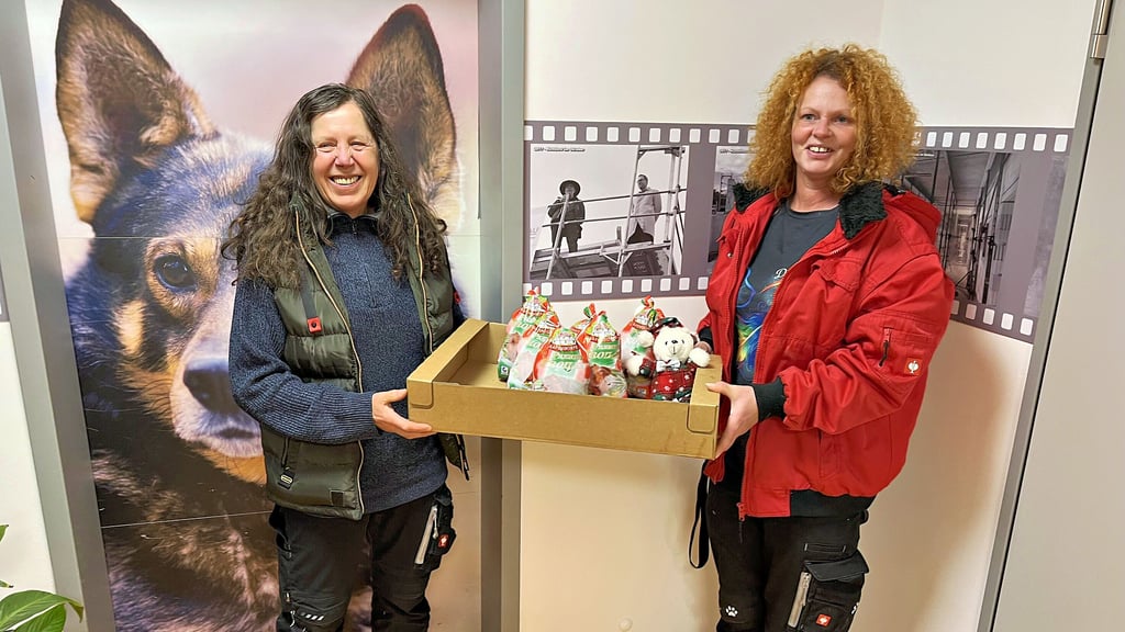 Tierheimleiterin Eva-Maria Bauer und „Hundechefin“  Heike Wunderlich haben die Broiler fürs tierische Festmahl abgeholt.  