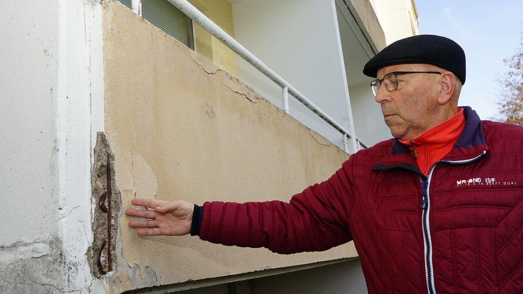 Werner Sanftleben ärgert sich, weil solche Schäden an den  Mehrfamilienhäusern der Vivet Immobilien GmbH in der Rottleberöder  Harzstraße dringend behoben werden müssten  und nichts passiert. 