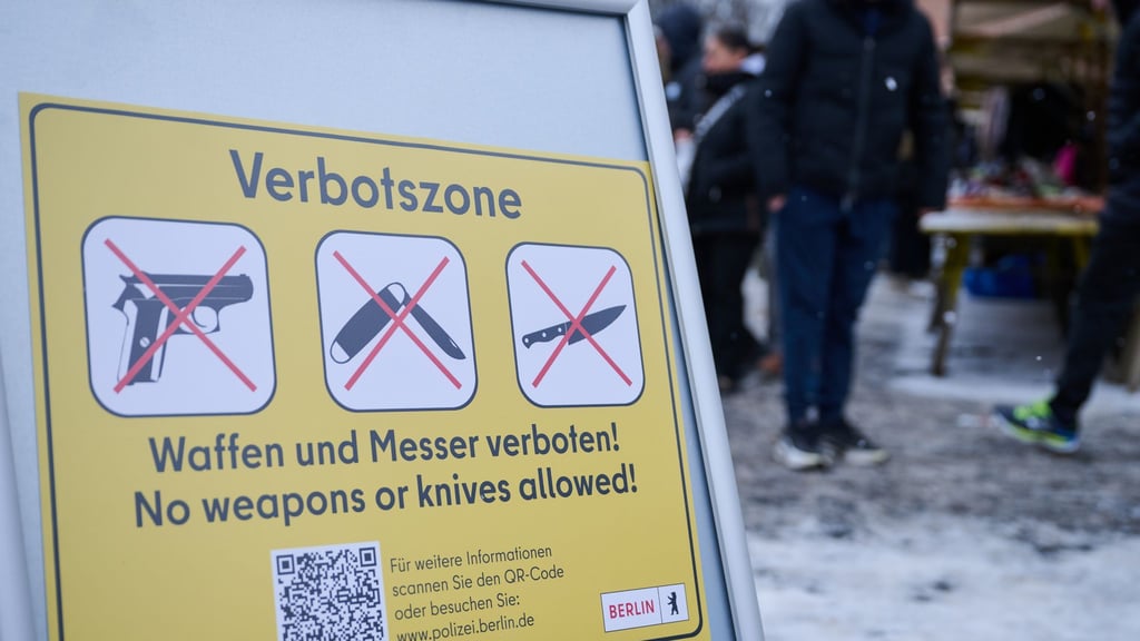 Neben den dauerhaften Verbotszonen für Waffen und Messer kommen an Silvester besondere Bereiche dazu. (Archivbild)