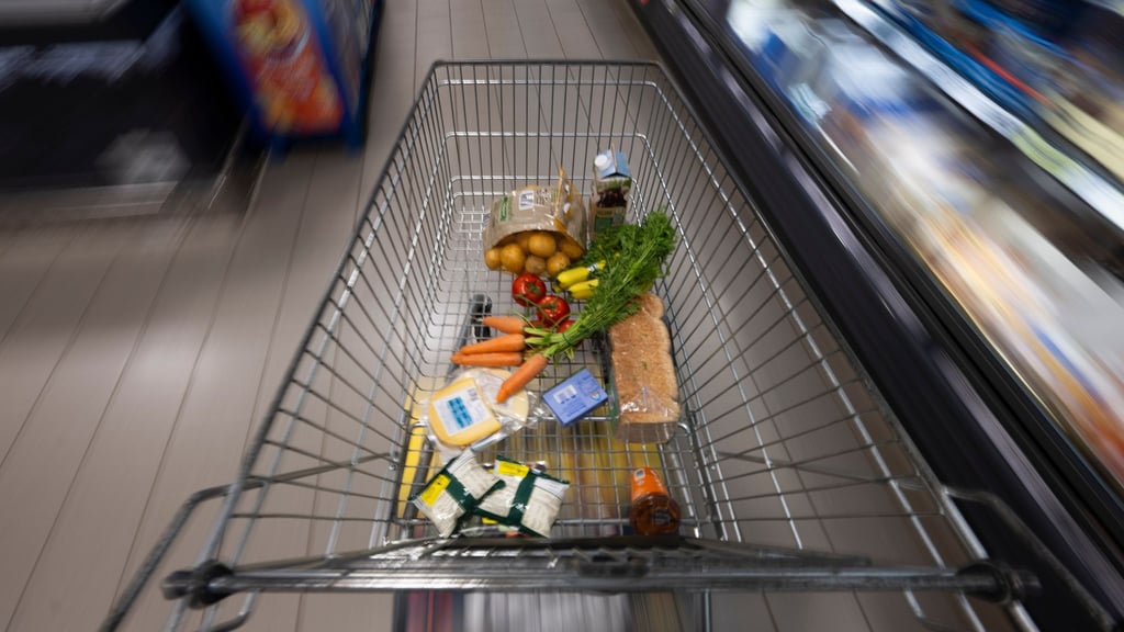 Ein Supermarktmitarbeiter stoppte die Diebe mit den vollen Einkaufswagen. (Symbolbild)