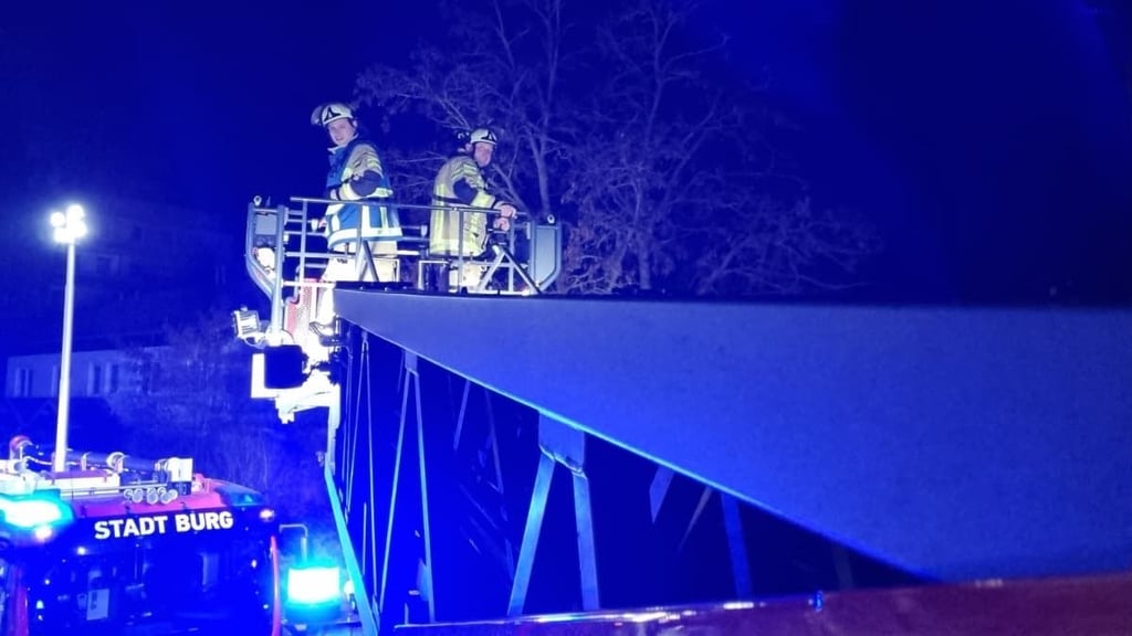 Beim Brand im Stadtgebiet von Burg ist auch eine Drehleiter zum Einsatz gekommen.