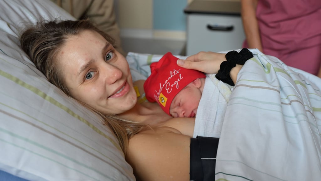 Kuscheln mit Mama: „Christkind“ Raphael hat zu Heiligabend im Krankenhaus St. Elisabeth und St. Barbara das Licht der Welt erblickt.