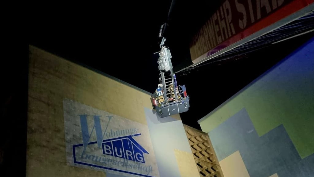 Per Drehleiter haben Einsatzkräfte der Feuerwehr nach einem Brand im Südring in Burg die Dachflächen von Wohnhäusern kontrolliert.