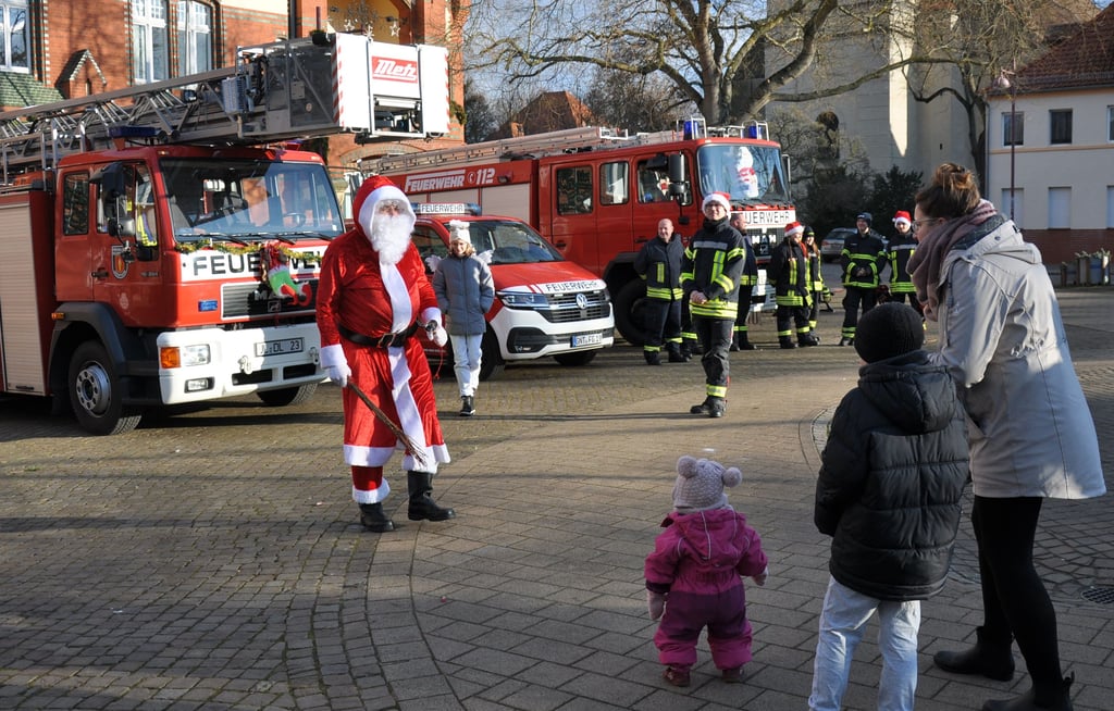 Der Weihnachtsmann kam im Feuerwehrauto auf den Genthiner Marktplatz.