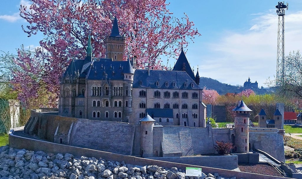 Original und Nachbau auf einen Blick – ein Beispiel für einen Kontrast zwischen klein und groß: Das Wernigeröder Schloss kann gleich doppelt im Bürger- und Miniaturenpark bewundert werden. Kontraste im Harz sind das Motto der neuen Fotoaktion. 