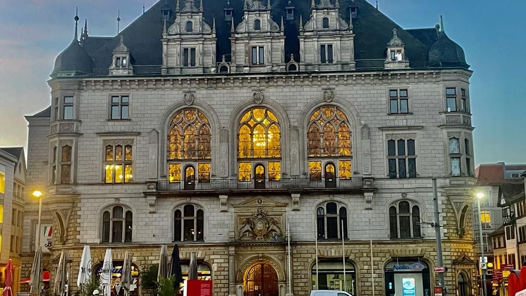 Stadthaus in Halle: Wenn im Festsaal der Stadtrat tagte, war zuletzt häufiger der scheidendende  Achmed Großer ein Thema.