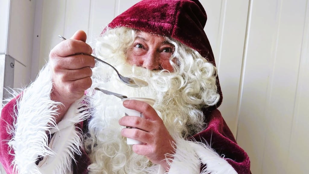 Der Weihnachtsmann freut sich über besondere Joghurt-Sorten wie Bratapfel, die in Westerhausen hergestellt werden. 