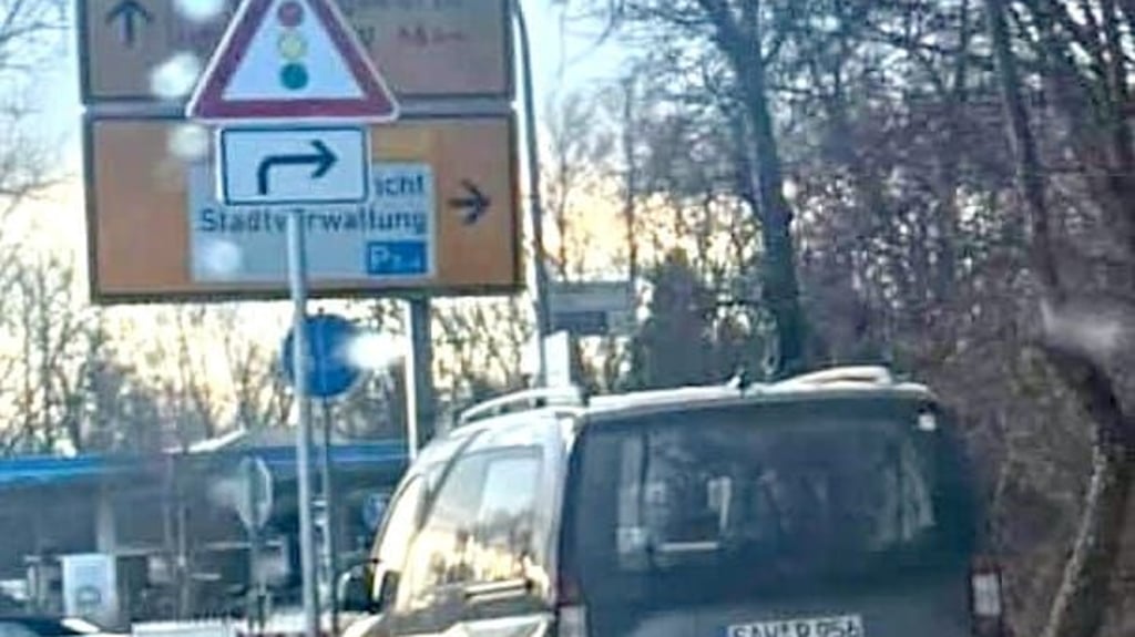 Dieses Foto erreichte die Redaktion am Mittwochnachmittag: Es soll das Blitzerauto der Stadt zeigen.