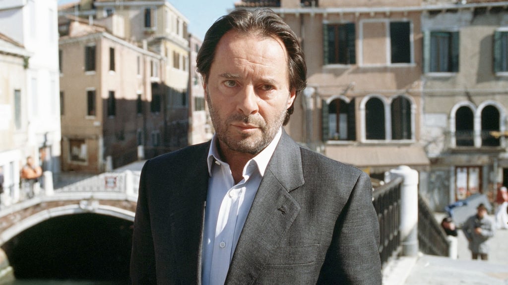 Als Commissario Brunetti löste Kockisch Kriminalfälle in der malerischen Kulisse von Venedig.