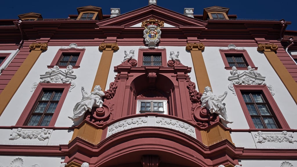 Seit 1995 ist die zwischen 1711 und 1720 errichtete einstige Kurzmainzische Statthalterei Sitz der Thüringer Staatskanzlei und des Ministerpräsidenten.