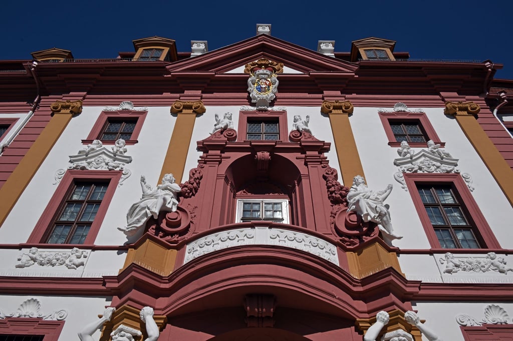 Seit 1995 ist die zwischen 1711 und 1720 errichtete einstige Kurzmainzische Statthalterei Sitz der Thüringer Staatskanzlei und des Ministerpräsidenten.