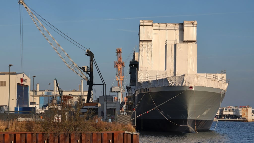 Den Bau von zwei neuen Betriebsstoffversorgern in Rostock hätte die Meyer-Werft-Gruppe nicht annehmen sollen, sagen die Sanierer - der Auftrag sei „hochdefizitär“. (Archivbild)