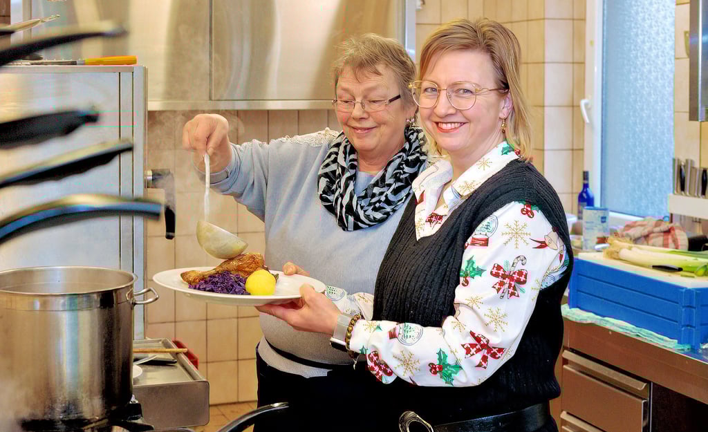 Im Rehmsdorfer Gasthaus Zum Dorfkrug wird das Weihnachtsessen vorbereitet. Mutter Karin und Tochter Annett Baumann beim Probekochen. 