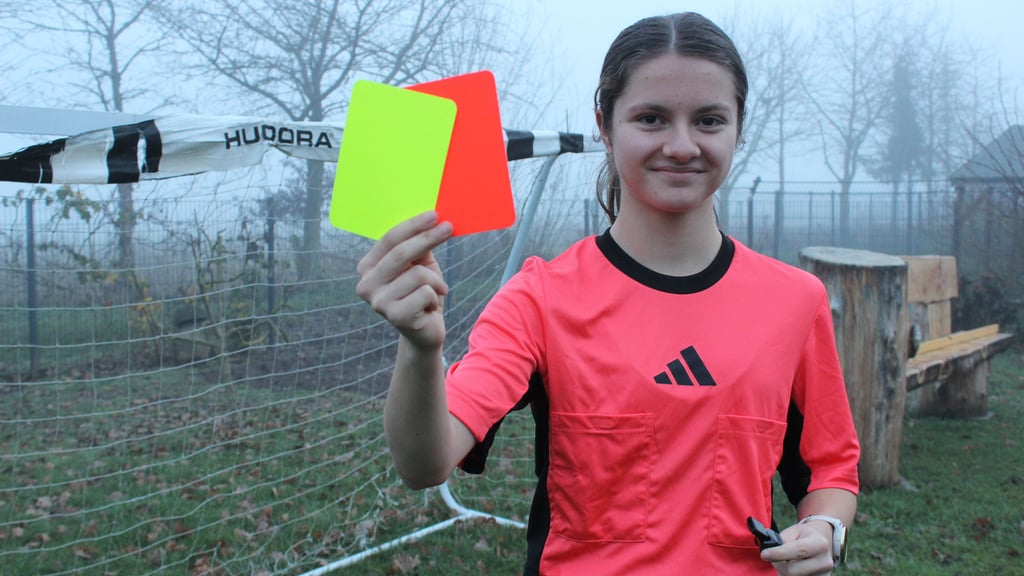 Mit Pfeife und Karten in den Händen: Die 15-jährige Mia Lübke aus Altenhausen ist seit drei Jahren Schiedsrichterin und mittlerweile auch im Landeskader. 