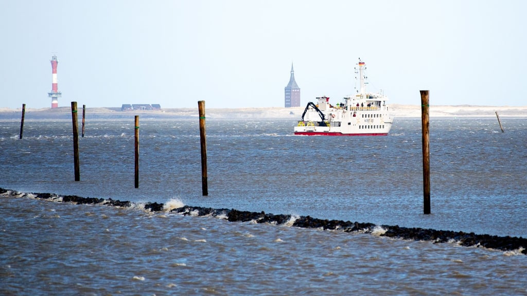 Wegen des Ostwindes und niedriger Wasserstände fallen Inselfähren teils aus oder fahren zu anderen Zeiten. (Archivbild)