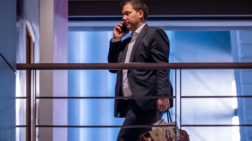 Finanzminister Lars Klingbeil (SPD) muss im Alltag viel Zeit am Handy verbringen - und will es an Weihnachten bewusst ausschalten. (Archivbild)