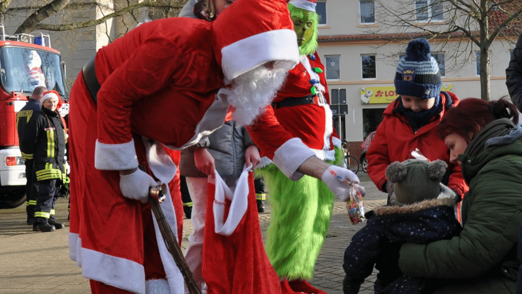 Der Weihnachtsmann verteilte bereits am Vormittag des Heiligabends Geschenke. 