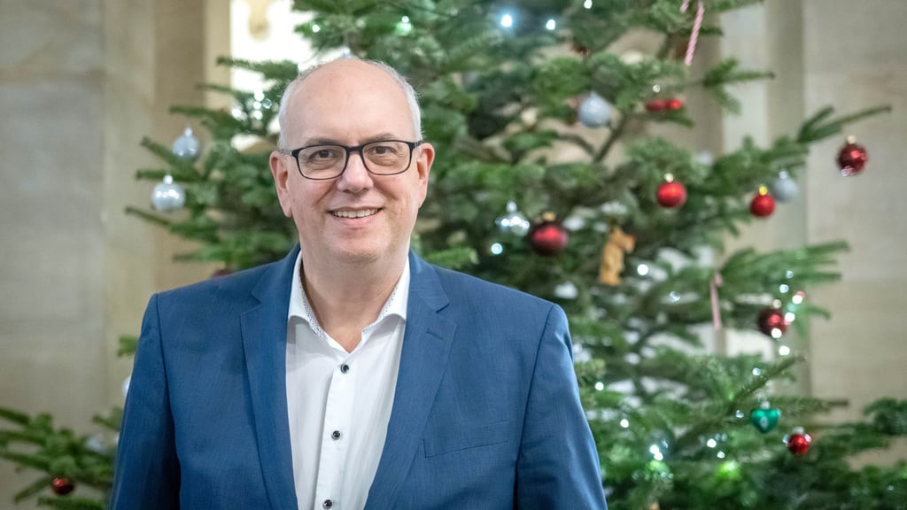 Bremens Regierungschef Andreas Bovenschulte (SPD) spricht in seiner Weihnachtsbotschaft über soziale Unterschiede. (Archivbild)