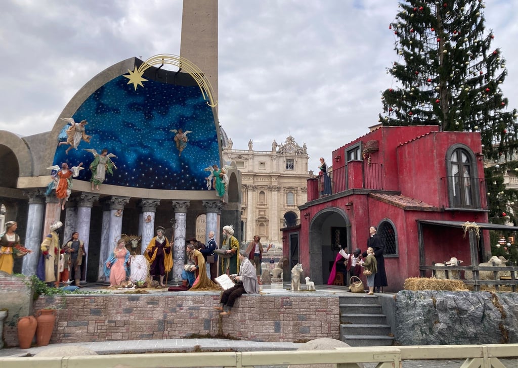 Die Krippe am Petersplatz lockt derzeit zahlreiche Besucher an.