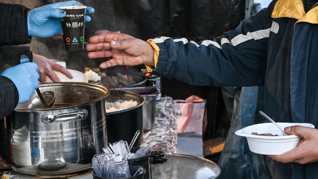 Vorbild Frank Zander: Am Leopoldplatz verteilten einige Imbisse kostenloses Essen.