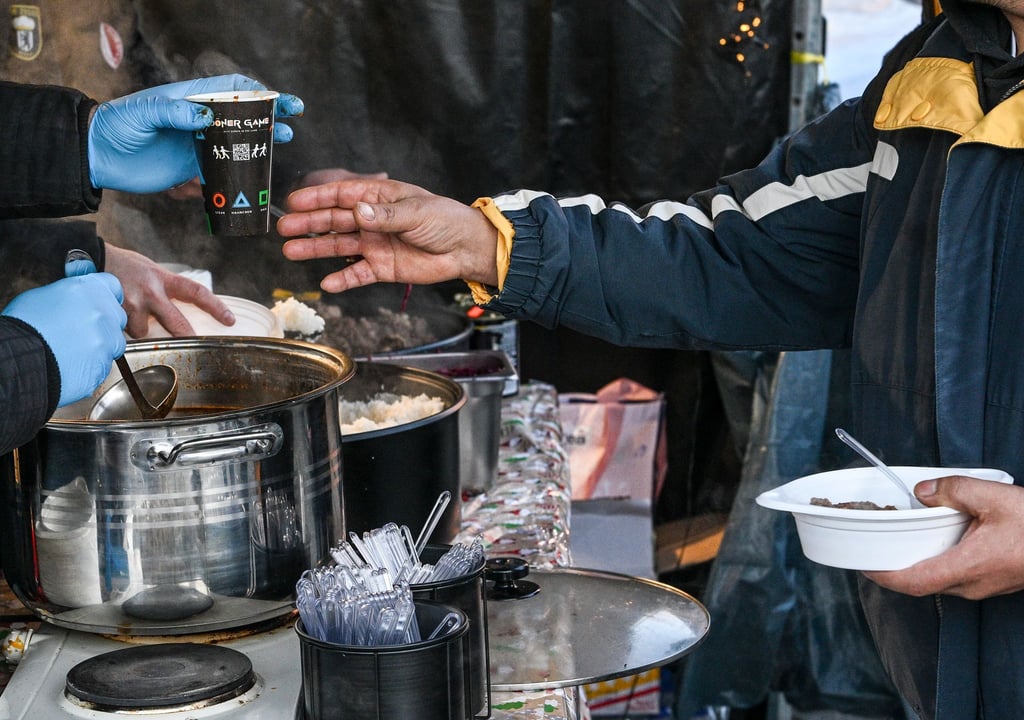 Vorbild Frank Zander: Am Leopoldplatz verteilten einige Imbisse kostenloses Essen.