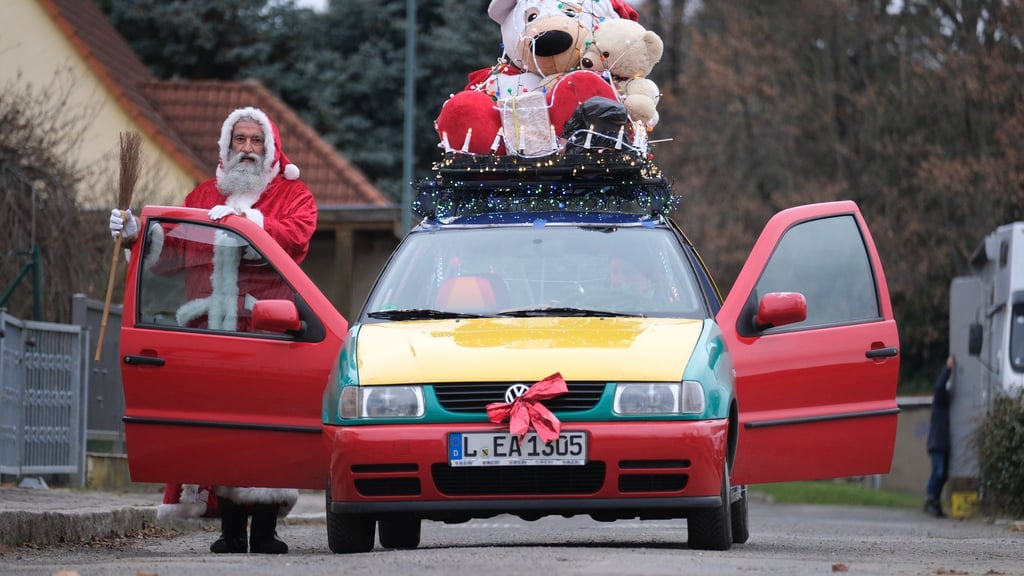 André Adelinia ist als Leipziger Weihnachtsmann mit einem reich dekorierten Auto unterwegs.