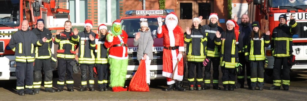 Ein Weihnachtsgruß von Genthin und Altenplathower Feuerwehr, Weihnachtsmann und Grinch.