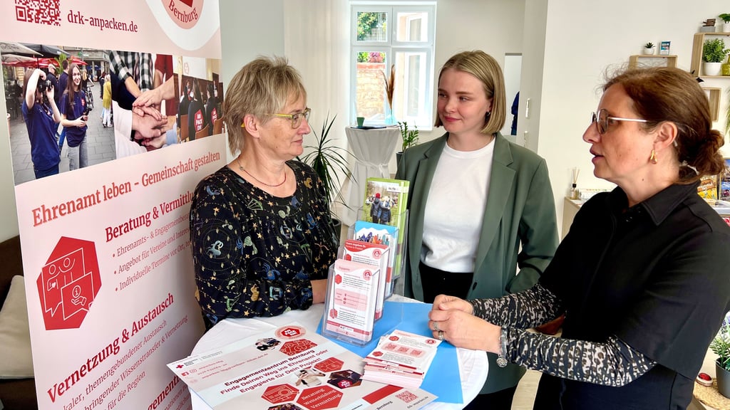 Bernburgs Oberbürgermeisterin Silvia Ristow (links) kam zur Eröffnung des neuen DRK-Engagementzentrums am Saalplatz in Bernburg. 