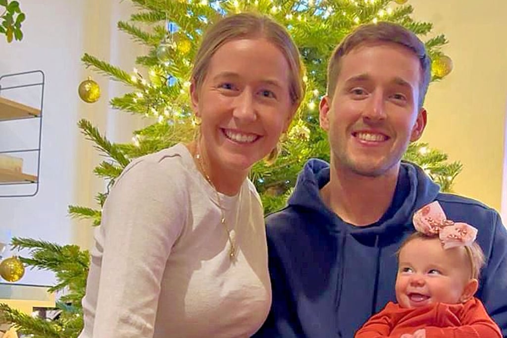 Spencer Reaves feiert Weihnachten mit Frau Kaci, Tochter Ruby und Hund Willie. Der Weihnachtsbaum steht seit Anfang Dezember. 