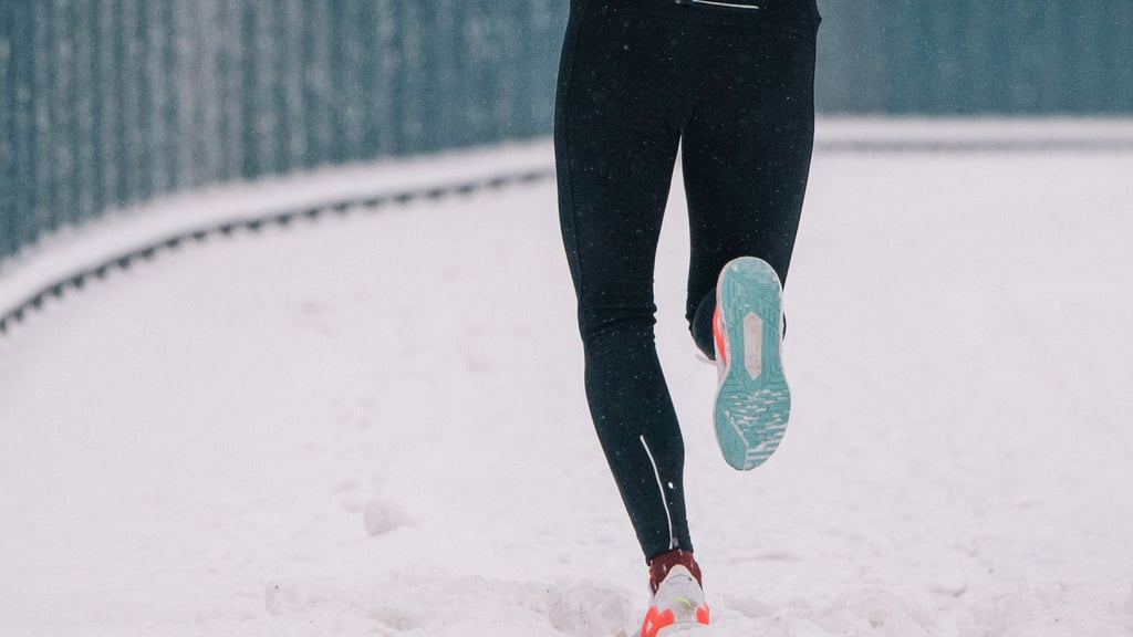 Joggen bei winterlichen Temperaturen ist möglich: Erst ab minus 10 Grad oder bei Glätte sollte das Training besser pausieren oder nach drinnen verlegt werden.