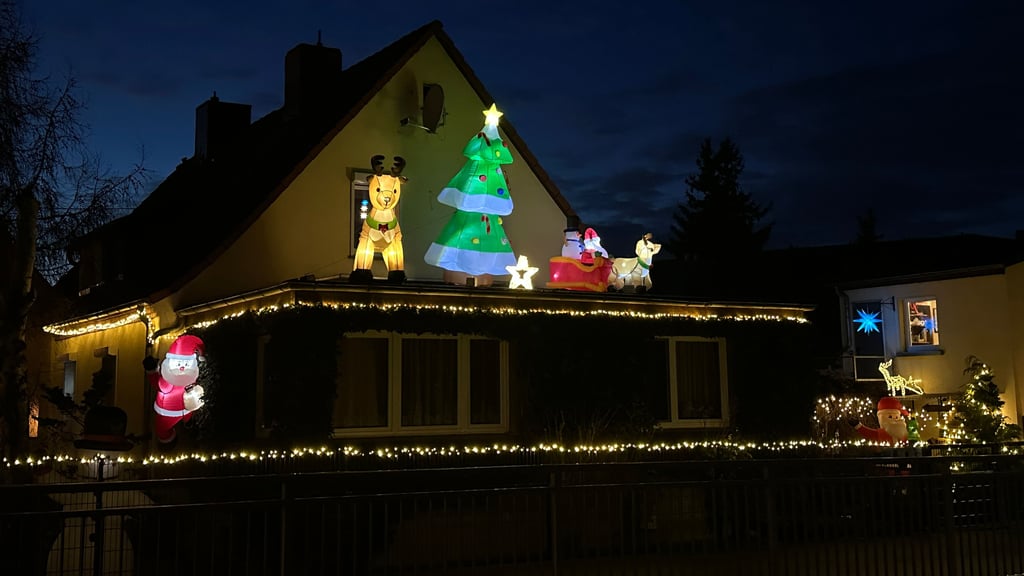 Marius Bunk setzt bei der Deko auf aufgeblasene Tannenbäume, Weihnachtsmänner und Rentiere.