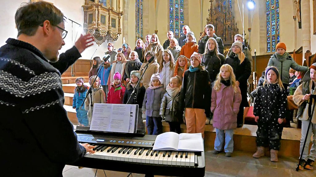 Bei den Proben trägt der Engel-Hirten-Chor noch keine himmlischen Gewänder. 