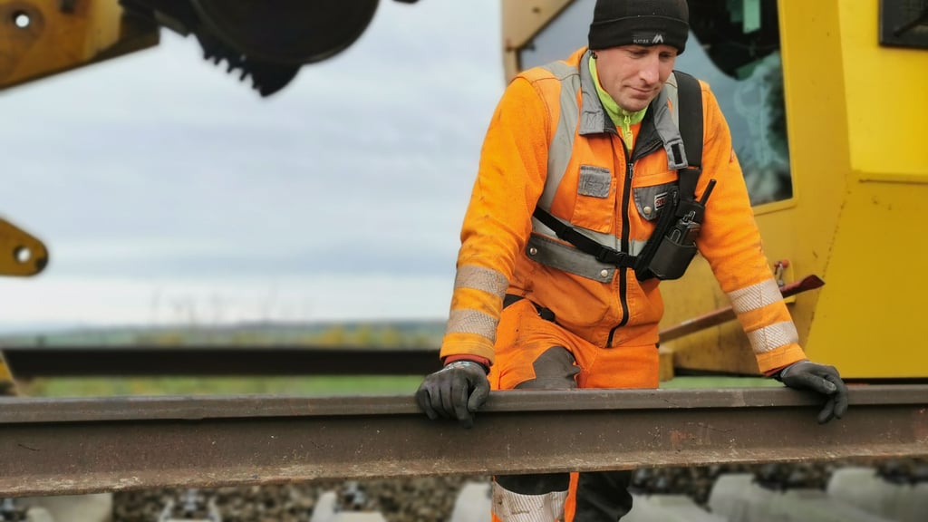Eine Herkulesaufgabe: Auf der Bahnstrecke zwischen Halberstadt und Magdeburg müssen die Gleise erneuert werden.