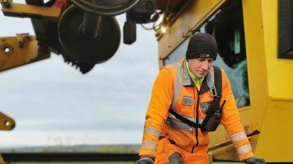 Eine Herkulesaufgabe: Auf der Bahnstrecke zwischen Halberstadt und Magdeburg müssen die Gleise erneuert werden. Doch seit 2022 stockt der Ausbau.&nbsp;