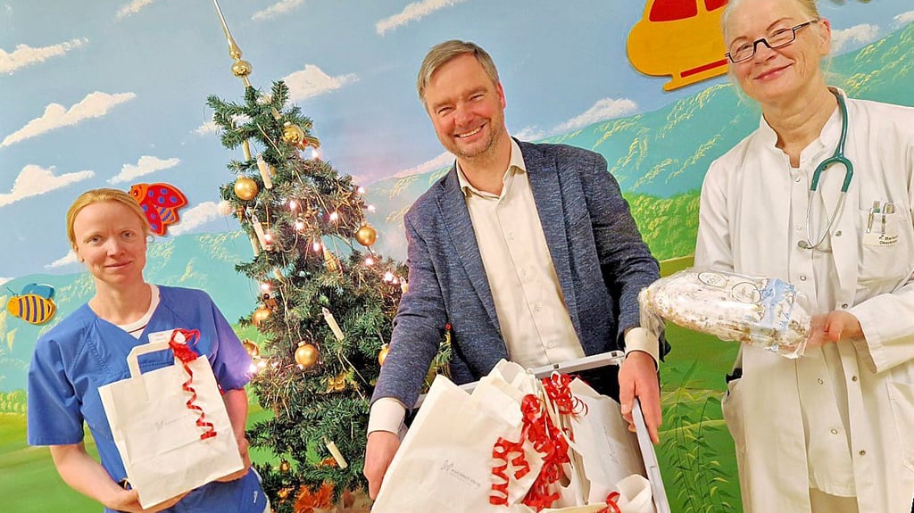Die Oberärztinnen Katrin Bartsch (r.) und Wiebke Eley mit Ascherslebens Oberbürgermeister Steffen Amme auf dem Weg zu den Kindern und Jugendlichen. 