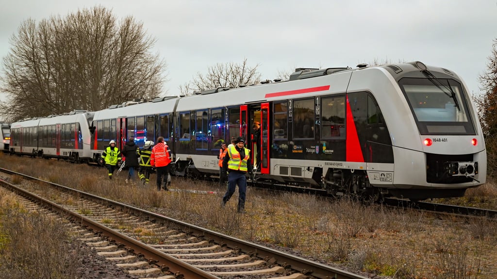 Gleich zwei Feuerwehren rücken nach Blumenberg an, um eingeschlossene Fahrgäste aus einem liegengebliebenem Regionalzug zu evakuieren, der hier liegengeblieben war.