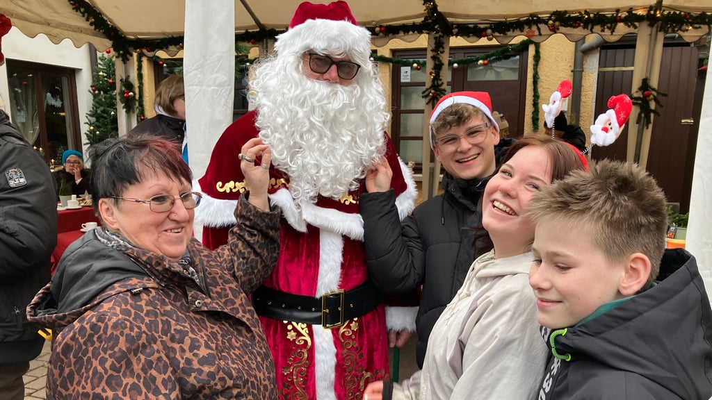 Kraulen dem Weihnachtsmann gern mal den Bart: Antje Herrn mit den Enkeln Kimberley und Finley Herrn (re.) und Oliver Leisner (2.v.li.),