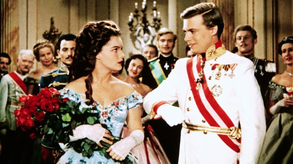 Der österreichische Kaiser Franz Joseph (Karlheinz Böhm) bittet Sissi (Romy Schneider) um ihre Hand - Szene aus dem Film „Sissi“. Der österreichische Film aus dem Jahr 1955 wird am heutigen Heiligabend und am ersten Weihnachtsfeiertag bei RTL ausgestrahlt.