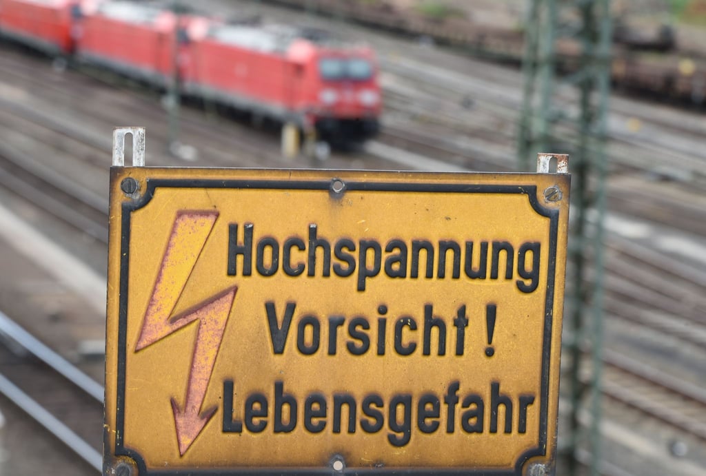 Der 16-Jährige war vor dem Stromschlag nach Angaben der Polizei auf einen anfahrenden Zug geklettert. (Symbolbild)
