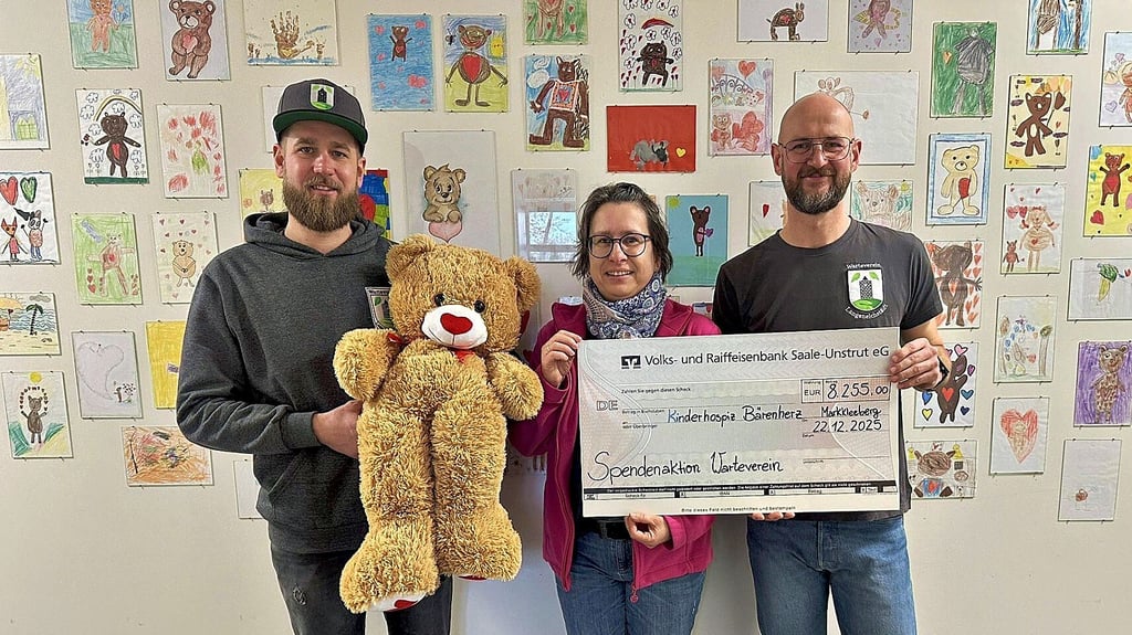 Der Vorsitzende des Wartevereins Langeneichstädt, Benjamin Schilke (r.), und Vereinsmitglied Patrick Bücking (l.) überreichten die Spende an Kerstrin Stadler, im Kinderhospiz Bärenherz Assistentin der Geschäftsführung.  