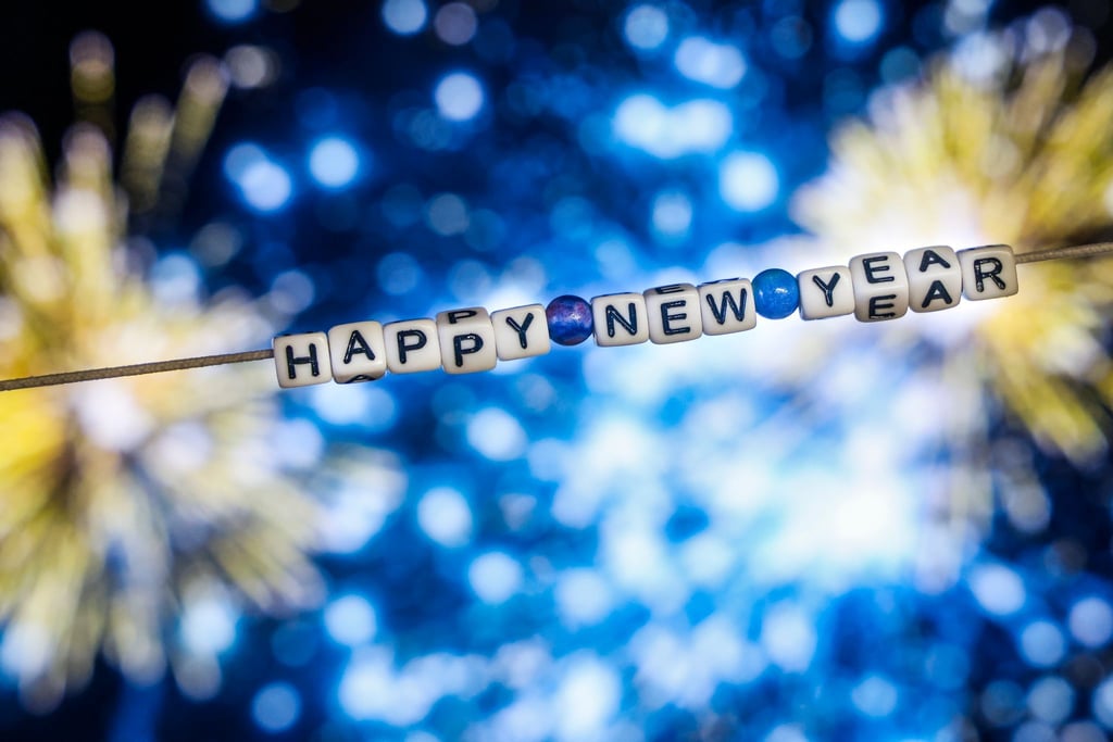 Bunte Raketen und lautes Knallen prägen die Silvesternacht: Feuerwerk sorgt für festliche Stimmung, bringt aber auch Feinstaub und Müll mit sich.