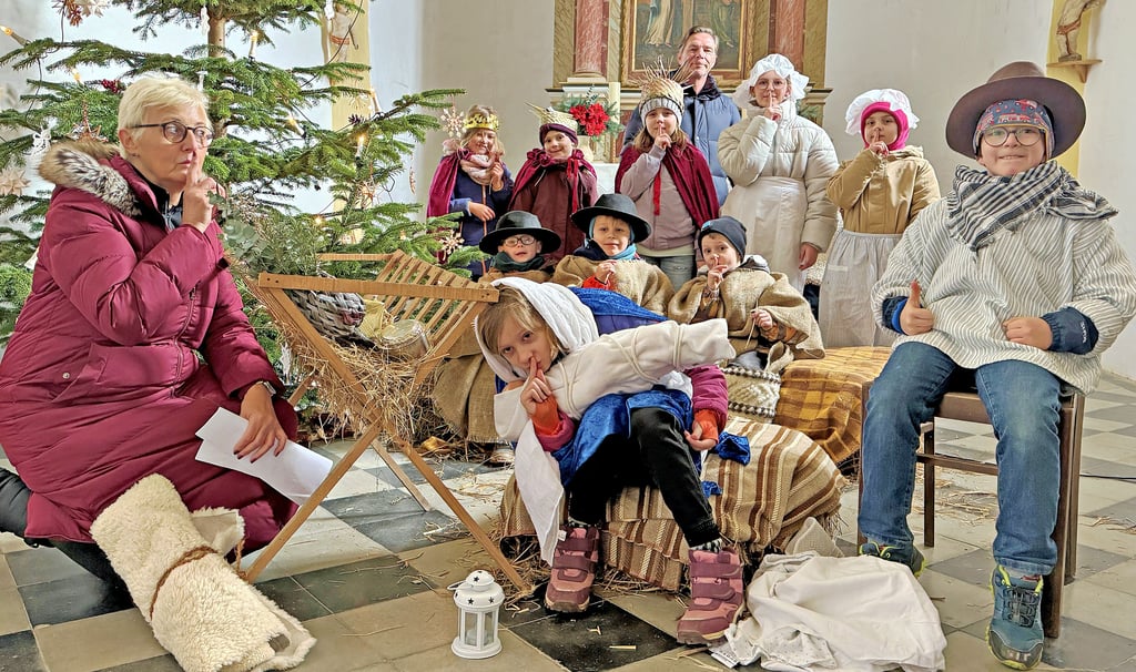 Ein Vorgeschmack auf das Krippenspiel in Stegelitz - hier schaute der Reporter bei der Probe vorbei und es hieß: Psssst .... weil’s Kindlein schlafen will! 