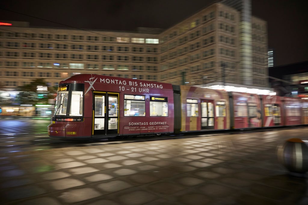 Auf Tram- und Buslinien verdichtet die BVG an Silvester das Angebot. (Archivbild)