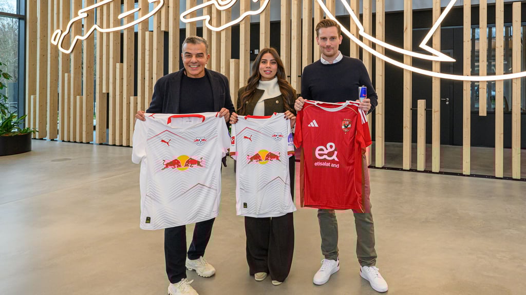 Al Ahlys CEO Nayera Ali (Mitte) und Finanzvorstand Khaled Mortagy mit RB-Geschäftsführer Johan Plenge.