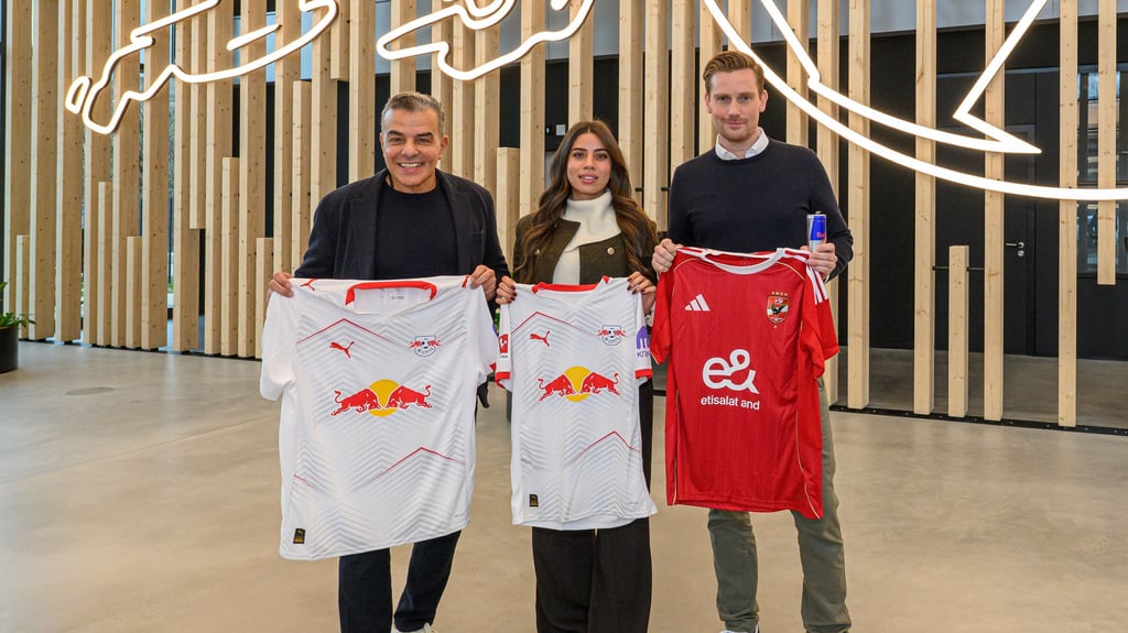 Al Ahlys CEO Nayera Ali (Mitte) und Finanzvorstand Khaled Mortagy mit RB-Geschäftsführer Johan Plenge.